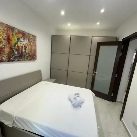 Brand-new, Spacious Flat, Appartement Sliema
