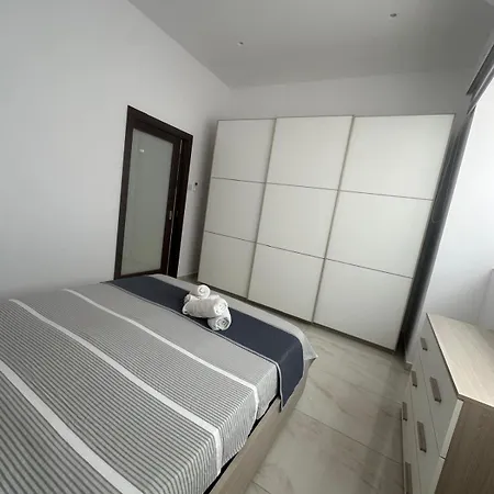 アパート Brand-new, Spacious Flat, スリーマ