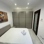 Brand-new, Spacious Flat, アパート